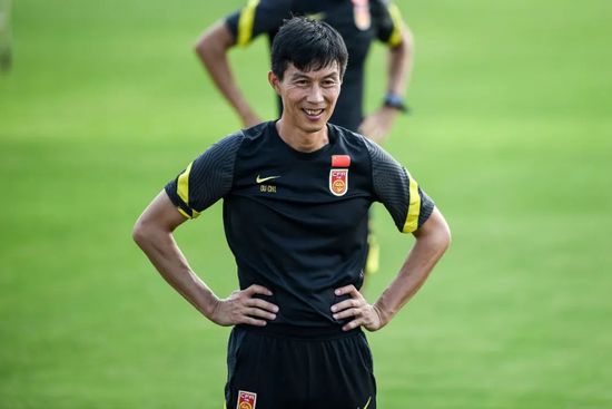 英语老师乖乖挽起裙子